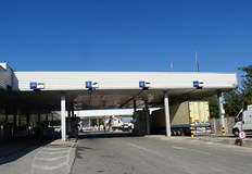 Обслужването на преминаващите МПС на ГКПП Гюешево спря след 9