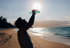 Учените имат новини за нас водата не е най хидратиращата напитка Тази
