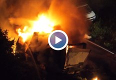 Гасенето на огъня е продължило с часовеКамион е горял тази