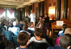 В позабравеното през последните две години пространство на фоайето на