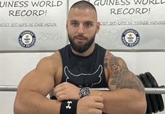 В рамките на 1 час той направи над 2600 коремни