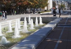 Младежи напълниха фонтаните в центъра на Благоевград с пянаКадри от