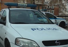Младежът е направил вдлъбнатина в капака на полицейския автомобилСлучаят е от по късните