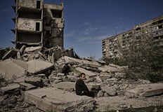 Разрушени са сгради включително жилищни блокове и киноГубернаторът на Луганска