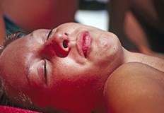 Въпреки че знаем че трябва да нанасяме слънцезащитен крем за да