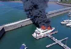 Суперяхтата Рандеву който струва 6 милиона лири изгоря зрелищно в