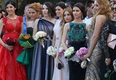 В разгара на баловете хиляди абитуриенти се подготвят за незабравимата