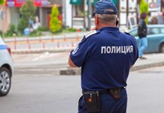 Служители на полицията в Бургас издирват затворник който се е