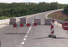 Участъкът край село Тетово който бе преграден с бетонни елементи ще остане затворен до подписването на