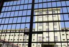 Продължава символичния им протестЕкипите на дежурните части в затворите арестите