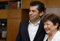 Премиерът Кирил Петков и гуверньорът на БНБ Димитър Радев поздравиха