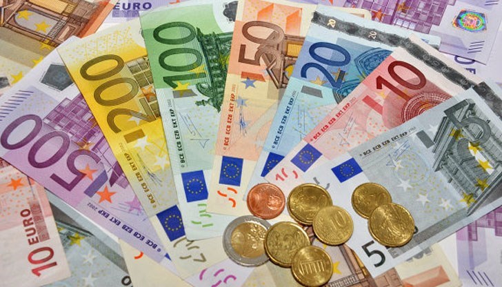 "Ние решение за присъединяване към еврозоната не взимаме сега. Ние сме го взели на два пъти. Първият път през 1997 година, когато решихме, че ще се въведе валутен борд, и вторият път - с решението ни за присъединяване към ЕС", заяви финансистът Емил Хърсев "Ние решение за присъединяване към еврозоната не взимаме сега. Ние сме го взели на два пъти. Първият път през 1997 година, когато решихме, че ще се въведе валутен борд, и вторият път - с решението ни за присъединяване към ЕС", заяви финансистът Емил Хърсев