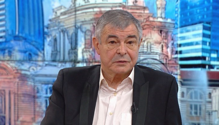 А днес ние очакваме спад на БВП, догодина очакваме минимален ръст – как в такива условия ще въвеждаш еврото и ще подлагаш на сътресения и икономиката, и населението, реторично пита Софиянски