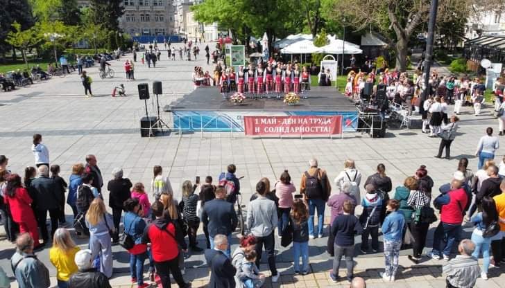 Музика, песни и танци огласиха центъра на града