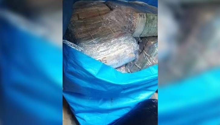 Парите са намерени в тайници и пътнически чанти в автобус Парите са намерени в тайници и пътнически чанти в автобус