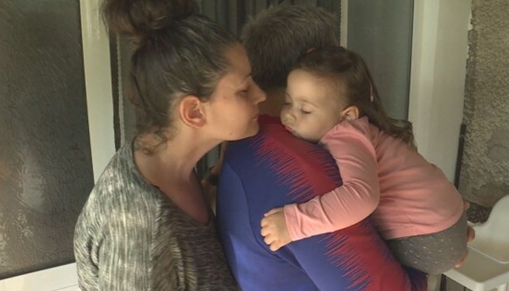 "Тя е нашето чудо. В живота ни я чакахме 7 години. Едва две е в него. И смятам, че не можем така лесно да се откажем от това тя да е жива“, казва майката на Бояна