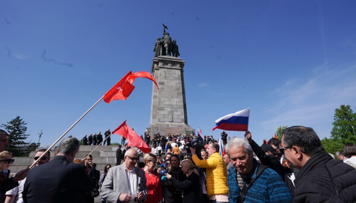 Днес отново имаше словесни престрелки и кратки сблъсъци между хора, които смятат, че монументът трябва да бъде премахнат и честващите Деня на победата