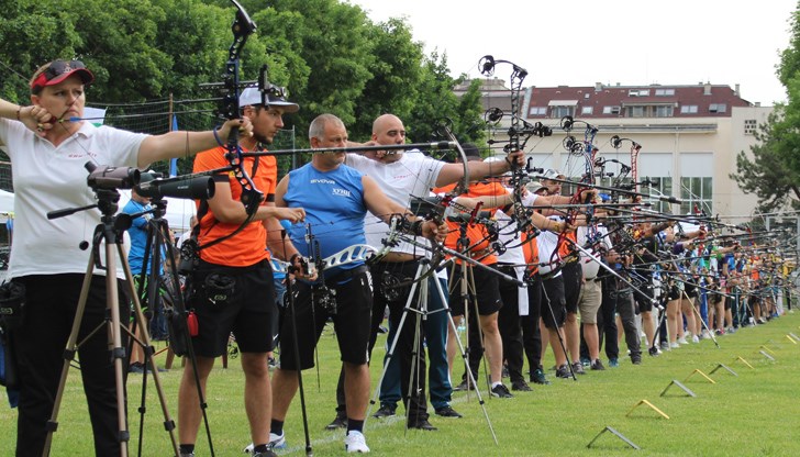 „Дунавски стрели“ включва състезатели от трите възрастови групи
