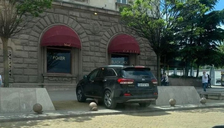 Джипът му е заснет да паркира в пешеходна зона в центъра на София