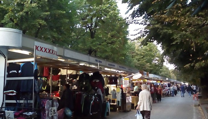 Националното изложение „С любов към българското“ е разположено на ул. "Александровска" Националното изложение „С любов към българското“ е разположено на ул. "Александровска"