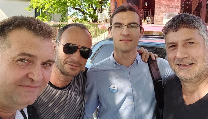 Предварително ги уведомихме за акцията и посещението си със заявка за среща с ръководството, за да получим отговори на няколко обществено значими и важни въпроси Предварително ги уведомихме за акцията и посещението си със заявка за среща с ръководството, за да получим отговори на няколко обществено значими и важни въпроси