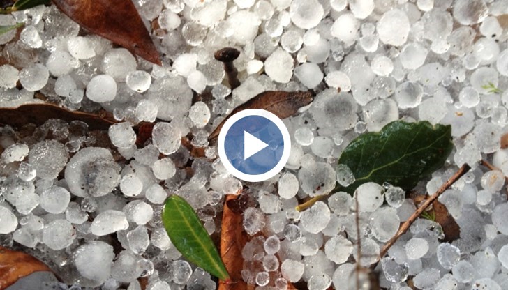 За минути част от дворовете на местните побеляха от ледени късове