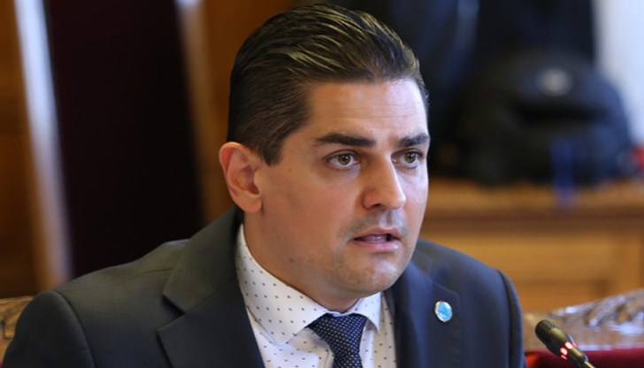 В този сектор трябва да има възмездие за разрухата, която се е случвала", подчерта министърът