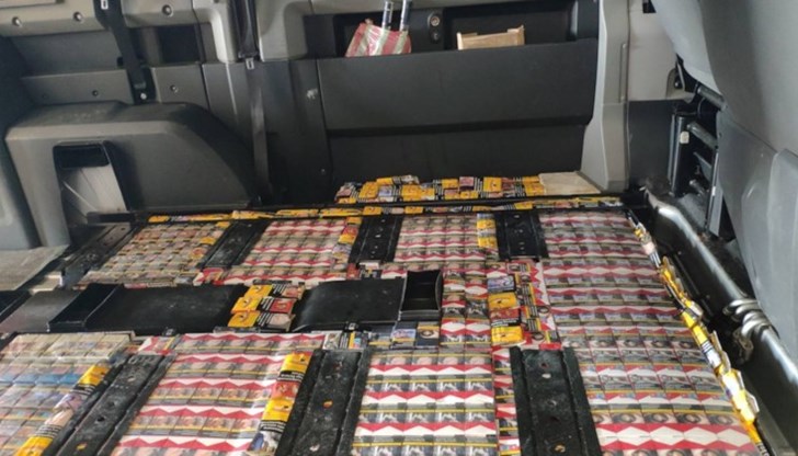 Те са били укрити в пода на микробус у багажа на шофьора