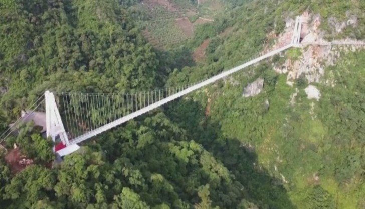 Мостът свързва два планински върха и се намира на 150 метра височина