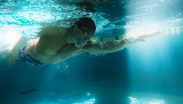 Русенският плувец ще ще приема необходимите храни и напитки, докато е във водата Русенският плувец ще ще приема необходимите храни и напитки, докато е във водата