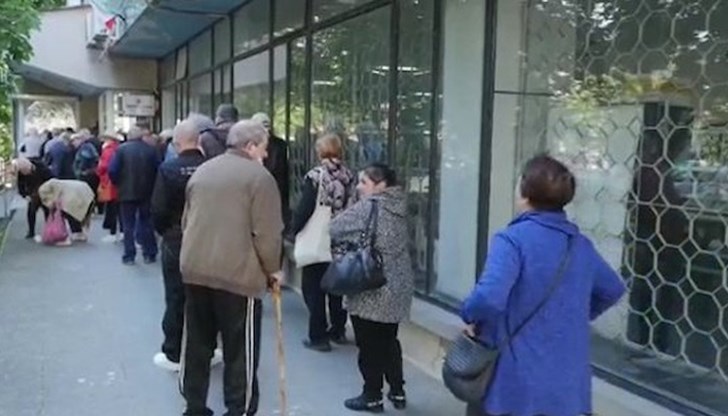 Големи опашки се извиха пред пощите в страната Големи опашки се извиха пред пощите в страната