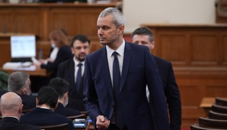 Лидерът на „Възраждане“ Костадин Костадинов предизвика недоволство в пленарната зала на Народното събрание, след като „обърка“ името на вицепрезидента на Съединените щати