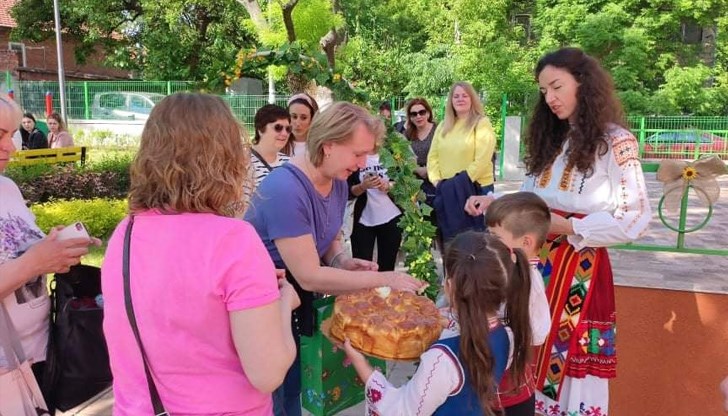 Гостите бяха посрещнати с хляб и сол, по стара българска традиция