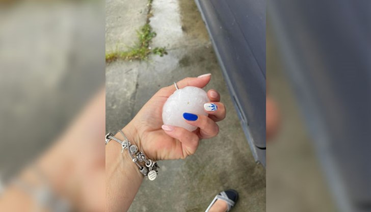 Огромни ледени късове паднаха в различни части на България