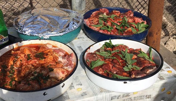 Освен агнешко, на масата не трябва да липсват свежи зеленчуци и зеленина Освен агнешко, на масата не трябва да липсват свежи зеленчуци и зеленина