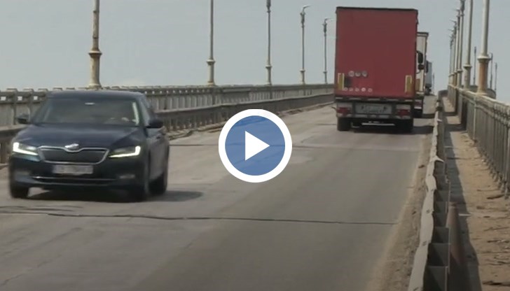 Очакваните румънски гости, които ще отбележат заедно в Русе 15 години от присъединяването на България и Румъния към ЕС, ще трябва да минат по трасето, където трагичното състояние на българската част на моста контрастира рязко с ремонтирания от румънска страна