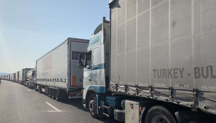 Според представители на превозваческите фирми капацитетът на българската митница е недостатъчен да поеме увеличения поток от камиони от турска страна