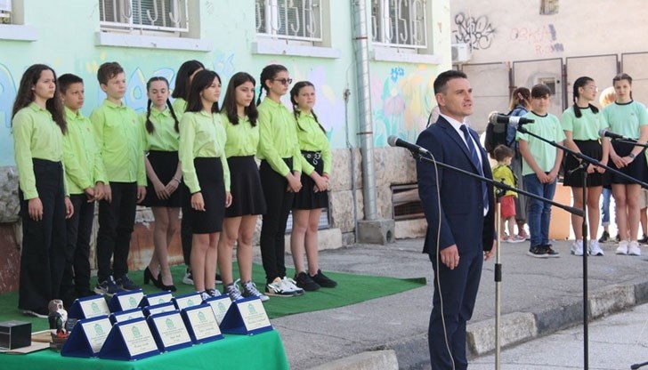 Заместник областният управител на Русе присъства на тържествената церемония по случай 24 май в ОУ „Иван Вазов“