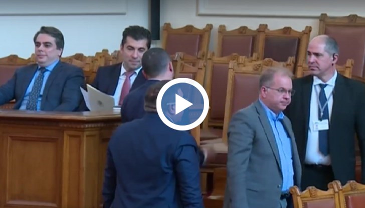 Стигна се до напрежение около трибуната, размяна на обиди и обвинени