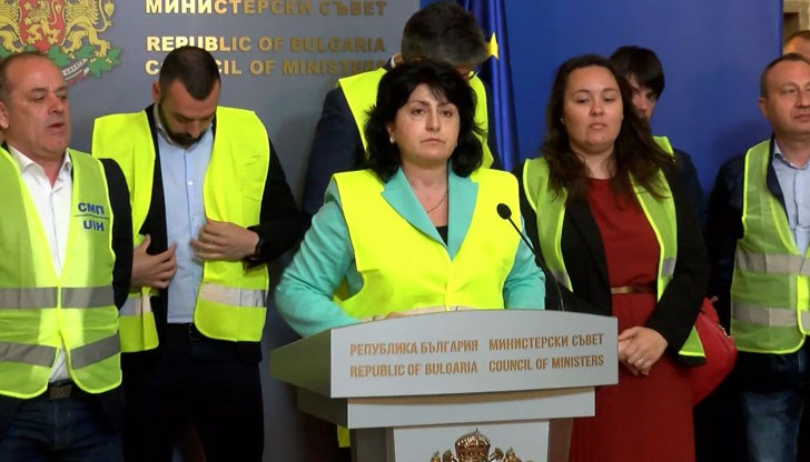 Защо превозвачите напуснаха със скандал вчерашната си среща с премиера Кирил Петков Защо превозвачите напуснаха със скандал вчерашната си среща с премиера Кирил Петков