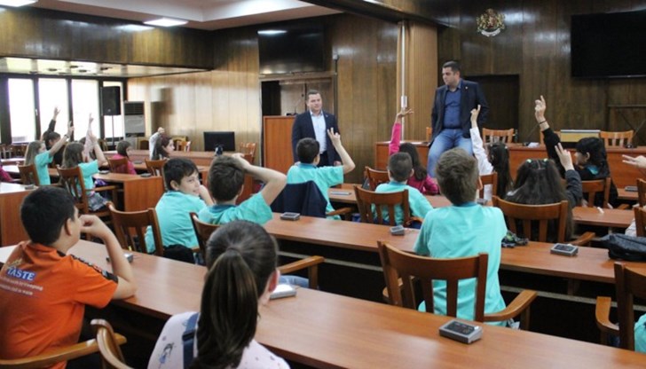 Днес 45 деца от 4 клас на ОУ „Олимпи Панов“ се запознаха на място с работата на общинската администрация