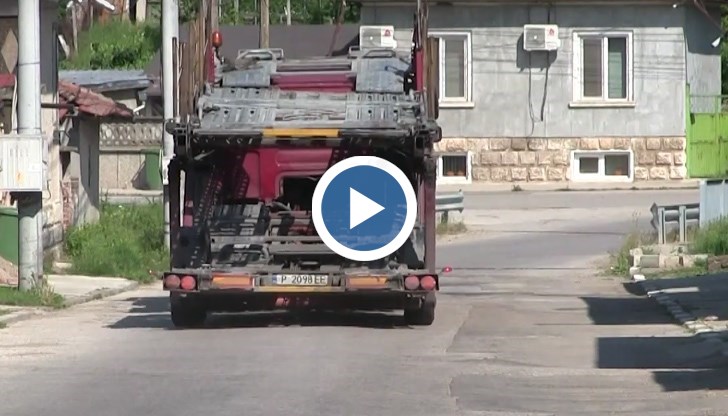 Част от ТИР-овете заобикалят оттам, за да избегнат опашките в района на Дунав мост