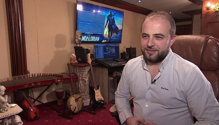 Тихомир Христозов използва в творбите си и фолклорни музикални инструменти Тихомир Христозов използва в творбите си и фолклорни музикални инструменти