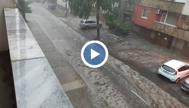 Интензивните валежи наводниха подлези и блокираха движението