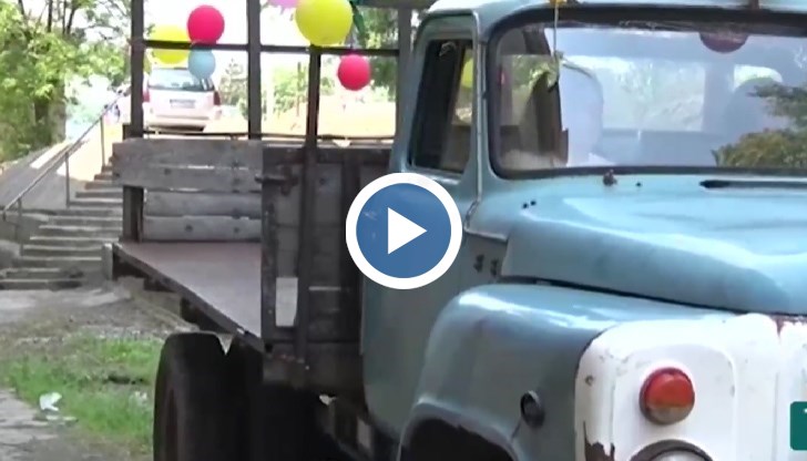 Изобретателни абитуриенти избраха да се появят на баловете си не със скъпи коли, а с тир, камион за дърва, пътна помощ