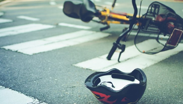 Велосипедистът е с два счупени крака, без опасност за живота Велосипедистът е с два счупени крака, без опасност за живота