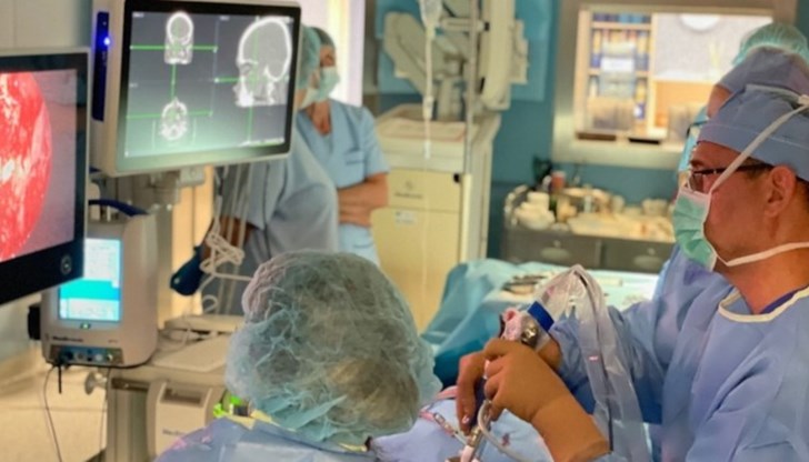 Чрез малък външен разрез на челото, изписват я до два дни