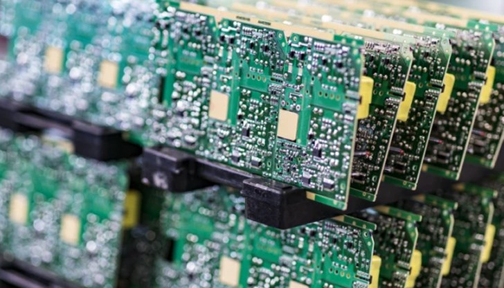 Това се случва със схема, в която чиповете се изпращат до България, където се монтират на платки. По този начин тяхната функция се изменя чисто документално и това позволява повторен експорт Това се случва със схема, в която чиповете се изпращат до България, където се монтират на платки. По този начин тяхната функция се изменя чисто документално и това позволява повторен експорт