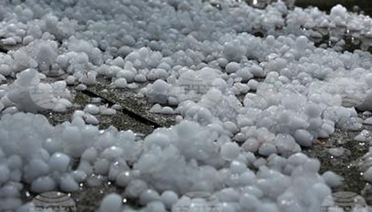 Село Змеица остана под вода след тричасовата градушка с големината на орех Село Змеица остана под вода след тричасовата градушка с големината на орех
