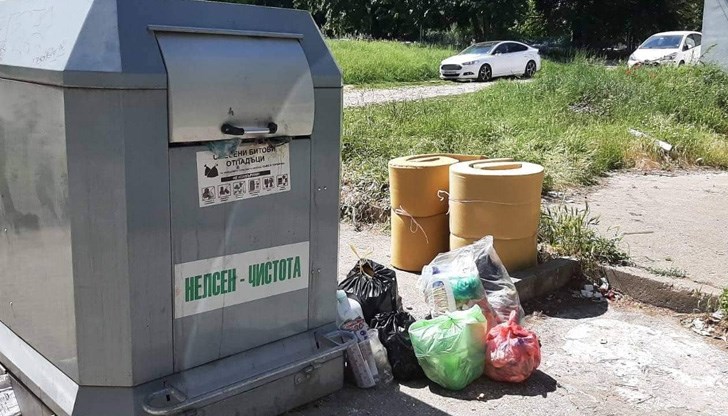 Площите около тях също са осеяни с чували и други отпадъци